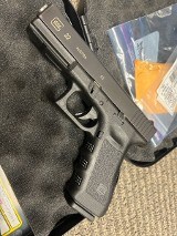 GLOCK G22 40 Smith & Wesson - 2 of 3