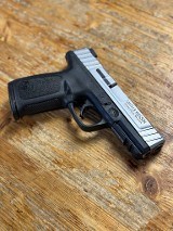 SMITH & WESSON SD40VE .40 S&W - 1 of 2
