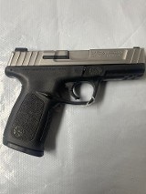 SMITH & WESSON SD40 VE .40 S&W - 1 of 3