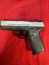 SMITH & WESSON SD40 VE .40 S&W - 2 of 3
