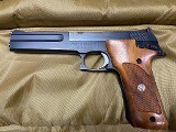 SMITH & WESSON 422 .22 LR - 2 of 3
