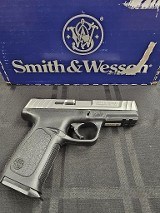 SMITH & WESSON SD40 VE .40 S&W - 2 of 3