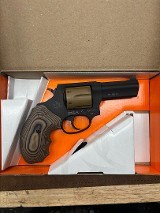 TAURUS M856 DEFENDER .38 SPL - 1 of 3 TAURUS M856 DEFENDER .38 SPL - 1 of 3