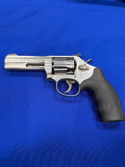 SMITH & WESSON
617 .22 LR