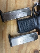 SMITH & WESSON sm40ve .40 S&W - 2 of 3