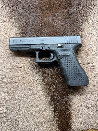 GLOCK G17 GEN 4 9MM LUGER (9x19 PARA)