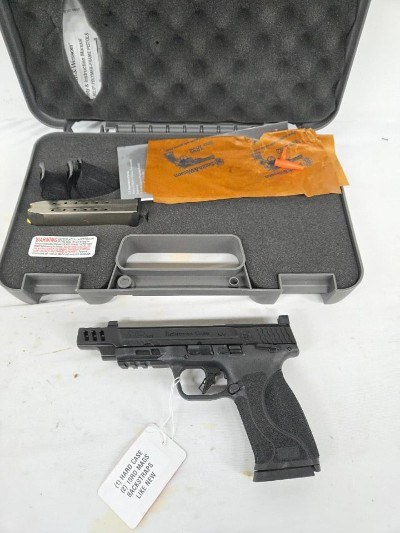 SMITH & WESSON M&P 2.0 Ported w/2 Mags, Original Case, Grip Inserts 10MM