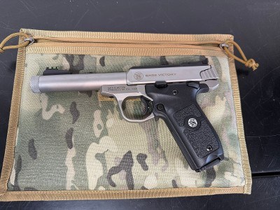 SMITH & WESSON SW22 VICTORY THREADED BARREL .22 LR