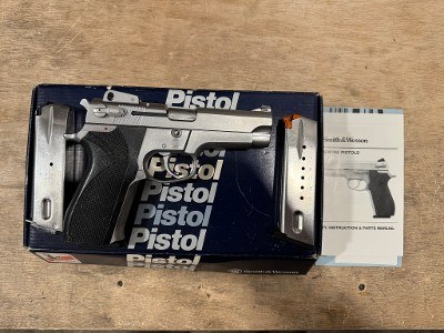 SMITH & WESSON 5906 9MM LUGER (9x19 PARA)