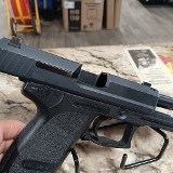 HECKLER & KOCH USP COMPACT .40 S&W - 3 of 3