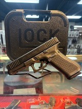 GLOCK G22 GEN 5 .40 S&W - 2 of 3