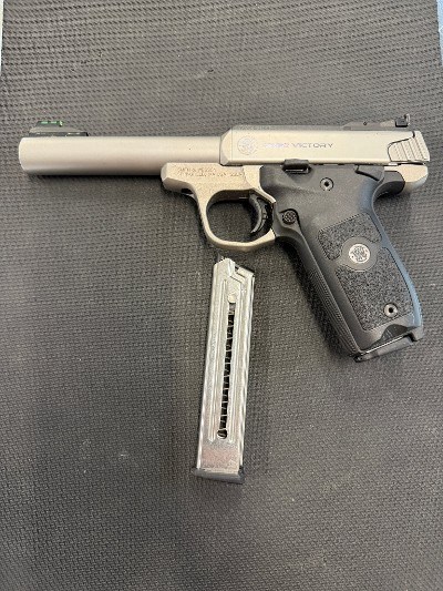 SMITH & WESSON SW22 VICTORY .22 LR