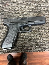 GLOCK 22 Gen 2 .40 S&W - 2 of 3