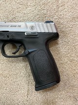 SMITH & WESSON SD40 VE .40 S&W - 2 of 3