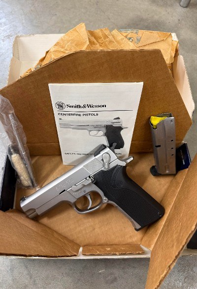 SMITH & WESSON 4006 .40 CALIBER