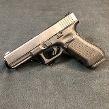GLOCK 22 GEN 4 40 Smith & Wesson - 2 of 3