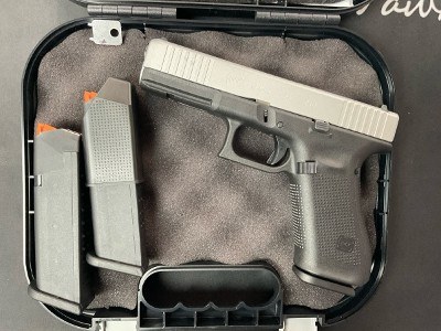 GLOCK 17 GEN 5 APOLLO SA SLIDE 9MM LUGER (9x19 PARA) - Image 1 of 3