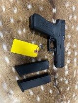 GLOCK G22 GEN 5 (AUS) .40 S&W - 2 of 3