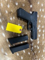 GLOCK G22 GEN 5 (AUS) .40 S&W - 1 of 3