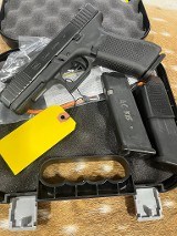 GLOCK G22 GEN 5 .40 S&W - 2 of 3
