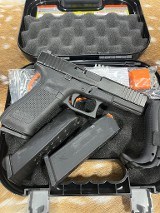GLOCK G22 GEN 5 .40 S&W - 2 of 3