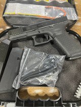 GLOCK G22 GEN 5 .40 S&W - 2 of 3