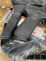 GLOCK G22 GEN 5 .40 S&W - 2 of 3