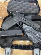 GLOCK G22 GEN 5 .40 S&W - 2 of 3