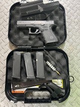 GLOCK 23 gen4 .40 S&W - 1 of 3