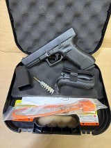 GLOCK 22 GEN 4 40 Smith & Wesson - Image 1 of 3