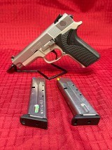 SMITH & WESSON 4043 .40 S&W - 1 of 3