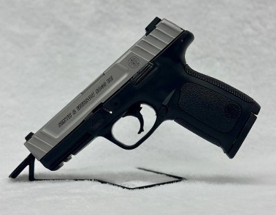 SMITH & WESSON SD40 VE .40 S&W - Image 1 of 3