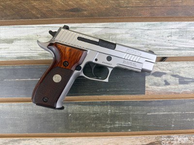 SIG SAUER P226 9MM LUGER (9X19 PARA) - Image 1 of 3