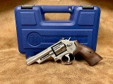 SMITH & WESSON 617 .22 LR - 1 of 3