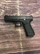 GLOCK GLOCK G17 GEN 5 9MM LUGER W/ NIGHT SIGHTS 9MM LUGER (9x19 PARA) - 1 of 3