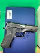SMITH & WESSON 411 .40 S&W - 1 of 2