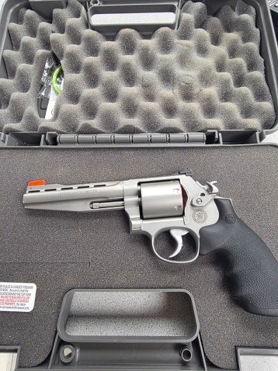 SMITH & WESSON PERFORMANCE CENTER 686 PLUS .38 SPECIAL/.357 MAGNUM - Image 1 of 3