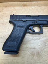 GLOCK G22 GEN 5 .40 S&W - 2 of 3