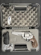 SMITH & WESSON 627 PERFORMANCE .357 MAG - 1 of 3
