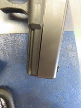 GLOCK G22 GEN 4 .40 S&W - 2 of 3