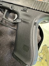 GLOCK G22 GEN 5.40 S&W - 2 of 3