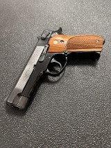 SMITH & WESSON Model 39-2 9MM LUGER (9x19 PARA) - 1 of 3