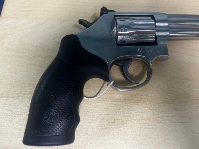 SMITH & WESSON 617-6 .22 LR - Image 5 of 8