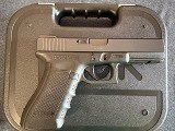Glock G22Gen 4 .40 S&W - 2 of 6