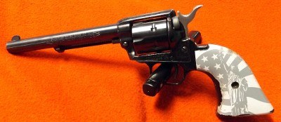 HERITAGE MFG. ROUGH RIDER US FLAG GRIPS .22 CAL - Image 1 of 10