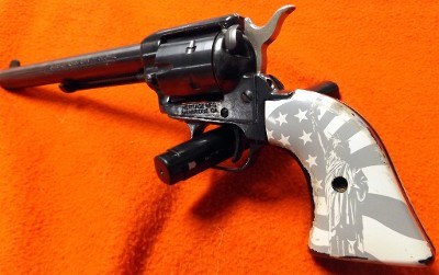 HERITAGE MFG. ROUGH RIDER US FLAG GRIPS .22 CAL - Image 3 of 10