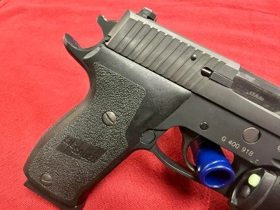 SIG SAUER P2022 MADE IN GERMANY 45 ACP WITH STL-900 WEAPON LIGHT .45 ACP - Image 2 of 9