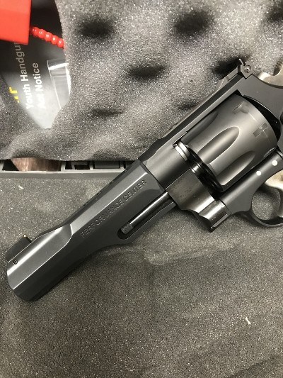 SMITH & WESSON 327 Performance Center .357 Mag - Image 4 of 7