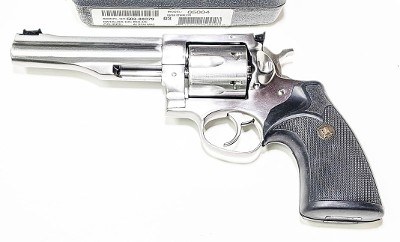 RUGER BEAUTIFUL 5.5 INCH REDHAWK CHAMBERED IN .44 MAG .44 MAGNUM - Image 2 of 4