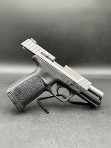 SMITH & WESSON SD40 VE .40 S&W - Image 2 of 9